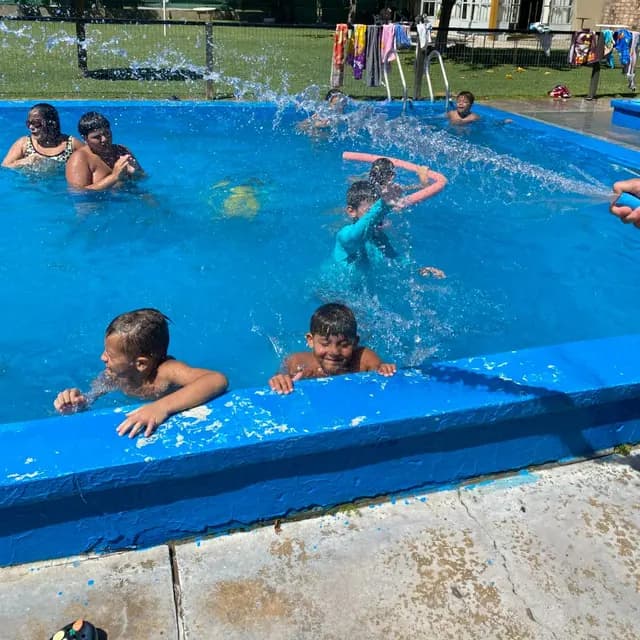 Chicos jugando en el agua